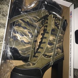 Camo print combat boots size 10